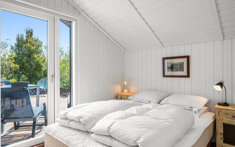 Aida - 550M from the Sea: Bois, Chambre, Lit, Meubles, Domicile, Literie, Cadre De Lit, Dur, Drap De Lit, Chalet