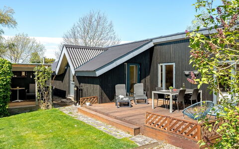 Aida - 550M from the Sea: Bois, Toit, Maison, Domicile, Chalet, Siding, Biens, Jardin, Arrière-Cour, Dur