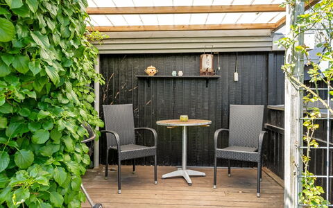 Aida - 550M from the Sea: Bois, Mobilier De Jardin, Jardin, Tableau De Plein Air, Ombre, Arrière-Cour, Pot De Fleur, Cour, Tache De Bois
