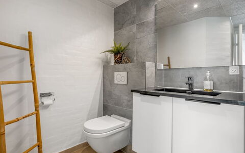Algut - 200M from the Sea: Mur, Luminaire Plomberie, Sol, Design Intérieur, Sol, Évier, Toilette, Salle De Bains, Armoire De Toilette, Robinet