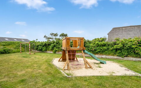 Algut - 200M from the Sea: Herbe, Équipement Extérieur Play, Jardin, Pelouse, Aménagement Paysager, Parc, Toboggan, Terrain De Jeux, Gazon Artificiel, Cour