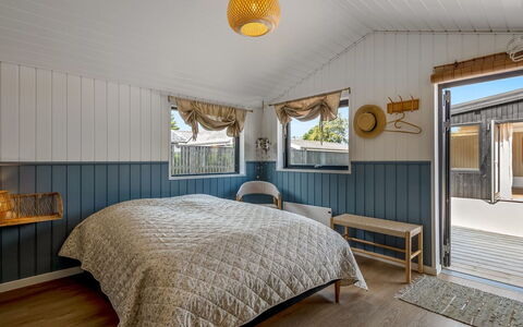 Varnava - 300M from the Sea: Bois, Chambre, Plafond, Design Intérieur, Sol, Sol, Lit, Drap De Lit, Literie, Pièce