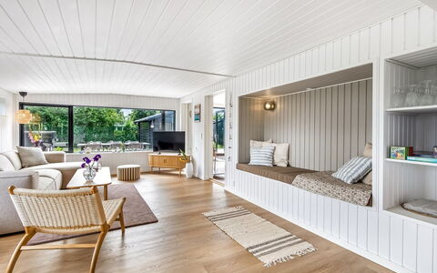 Varnava - 300M from the Sea: Design Intérieur, Meubles, Sol, Sol, Bois, Plafond, Parquet, Canapé, Pièce, Salon