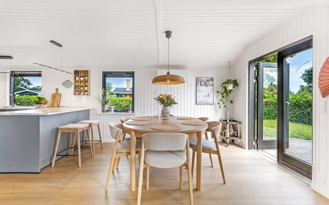 Varnava - 300M from the Sea: Meubles, Bois, Sol, Table Cuisine Et Salle A Manger, Salle À Manger, Table, Design Intérieur, Parquet, Sol, Chaise