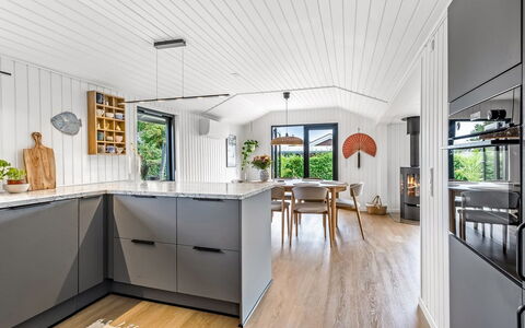 Varnava - 300M from the Sea: Sol, Bois, Cuisine, Meubles, Comptoir, Design Intérieur, Sol, Plafond, Appareil De Cuisine, Parquet