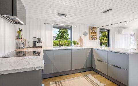 Varnava - 300M from the Sea: Appareil De Cuisine, Cuisine, Comptoir, Sol, Cabinetry, Design Intérieur, Principaux Appliance, Meubles, Sol, Plafond