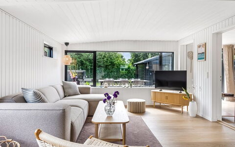 Varnava - 300M from the Sea: Bois, Design Intérieur, Canapé, Sol, Salon, Meubles, Sol, Domicile, Plafond
