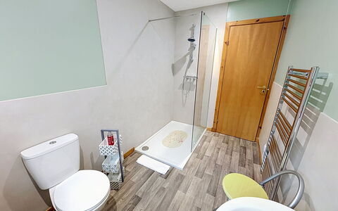 Glencarr: Sol, Sol, Luminaire Plomberie, Salle De Bains, Siège De Toilette, Design Intérieur, Toilette, Plomberie, Tuile, Robinet