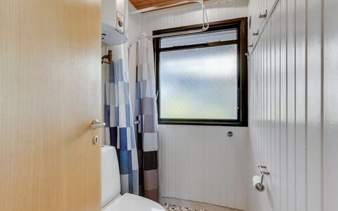 Aasta - 500M from the Sea: Luminaire Plomberie, Salle De Bains, Sol, Design Intérieur, Sol, Toilette, Plomberie, Siège De Toilette, Robinet, Pièce