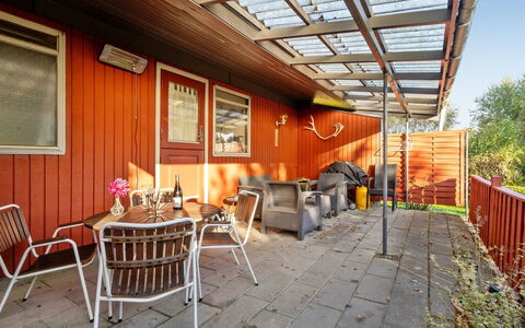 Aasta - 500M from the Sea: Bois, Meubles, Tache De Bois, Mobilier De Jardin, Chaise, Porte, Porche, Dur, Chalet, Ombre