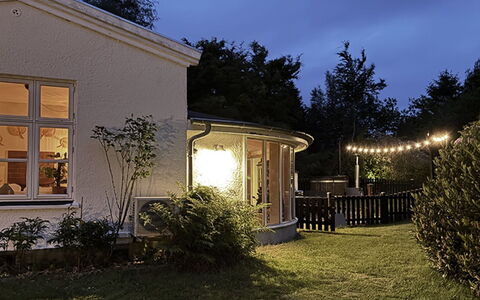 Bine - 200M from the Sea: Domicile, Éclairage, Luminaire, Jardin, Chalet, Biens, Cour, Aménagement Paysager, Soirée, Arrière-Cour