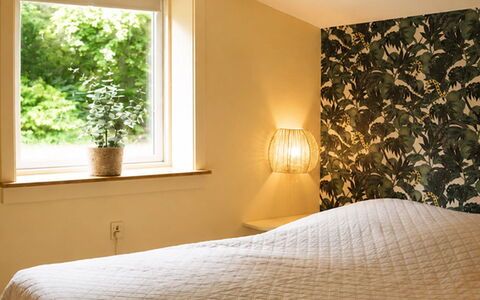 Bine - 200M from the Sea: Bois, Design Intérieur, Chambre, Marron, Sol, Sol, Meubles, Drap De Lit, Pièce, Literie