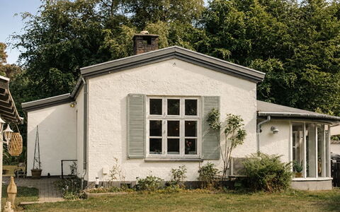 Bine - 200M from the Sea: Bâtiment, Fenêtre, Maison, Toit, Domicile, Façade, Zone Résidentielle, Chalet, Arbuste, Porte