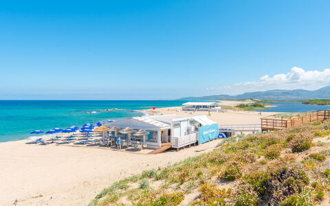 Domus de Mar: Bleu, Plan D'Eau, Plage, Horizon, Côte, Cotiers Et Relief Océaniques, Mer, Rive, Le Sable, Parapluie