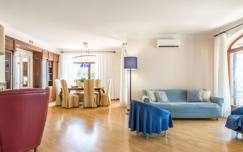 Villa Althea: Meubles, Design Intérieur, Sol, Canapé, Sol, Bois, Pièce, Salon, Plafond, Appartement