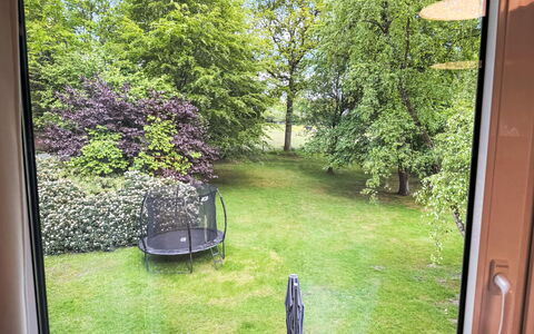 The Oak Suite: Feuille, Herbe, Végétation, Arbuste, Jardin, Lot Terre, Pelouse, Couverture De Sol, Ombre, Printemps