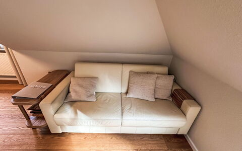 The Oak Suite: Meubles, Sol, Bois, Canapé, Sol, Design Intérieur, Parquet, Salon, Marron, Domicile