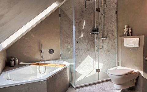 The Oak Suite: Luminaire Plomberie, Sol, Baignoire, Salle De Bains, Sol, Design Intérieur, Plomberie, Robinet, Évier, Pièce