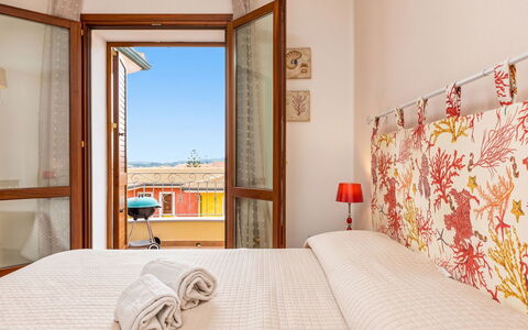 Vacanze Levante: Mur, Bois, Chambre, Design Intérieur, Domicile, Lit, Drap De Lit, Literie, Linge, Sol