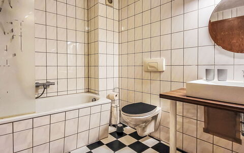 Marktblick: Mur, Salle De Bains, Luminaire Plomberie, Sol, Sol, Design Intérieur, Plomberie, Toilette, Siège De Toilette, Robinet