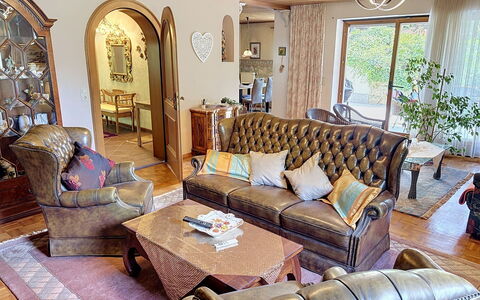 Janike: Meubles, Design Intérieur, Canapé, Sol, Sol, Salon, Bois, Pièce, Éclairage, Domicile