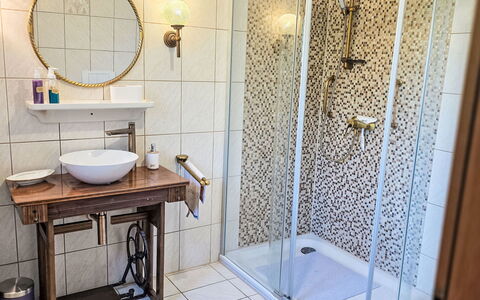 Janike: Salle De Bains, Luminaire Plomberie, Sol, Design Intérieur, Sol, Lavabo, Robinet, Plomberie, Éclairage, Évier