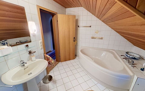 Janike: Luminaire Plomberie, Bois, Sol, Design Intérieur, Sol, Pièce, Plomberie, Baignoire, Robinet, Salle De Bains