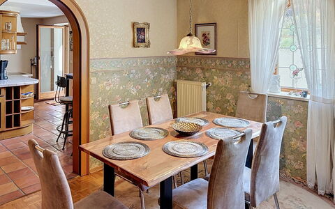 Janike: Meubles, Design Intérieur, Mur, Sol, Bois, Table, Luminaire, Plafond, Sol, Salle À Manger