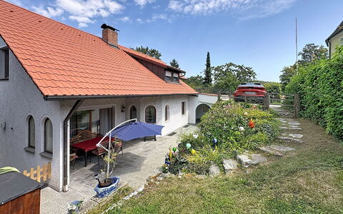 Janike: Maison, Toit, Arbuste, Domicile, Zone Résidentielle, Chalet, Porte, Biens, Jardin, Allée
