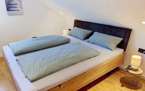 Annette: Lit, Chambre, Design Intérieur, Sol, Cadre De Lit, Literie, Pièce, Linge, Throw Pillow, Oreiller
