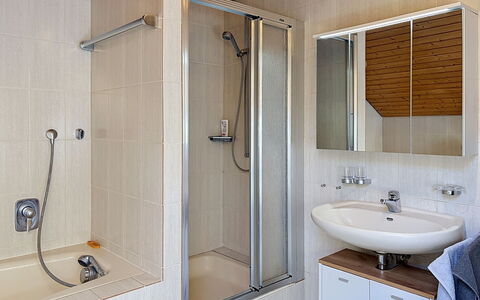 Annette: Salle De Bains, Luminaire Plomberie, Sol, Design Intérieur, Mur, Sol, Lavabo, Bois, Évier, Robinet