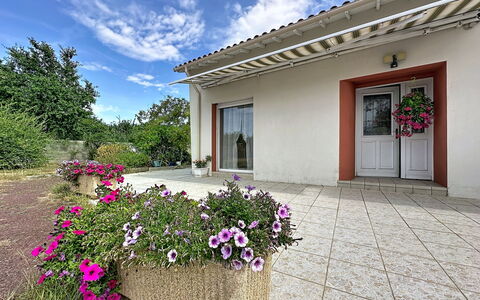 La Toulière: Fleur, Arbuste, Maison, Domicile, Jardin, Porte, Chalet, Aménagement Paysager, Cour