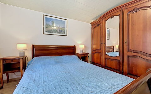 La Toulière: Lit, Meubles, Chambre, Bois, Design Intérieur, Sol, Drap De Lit, Sol, Literie, Pièce