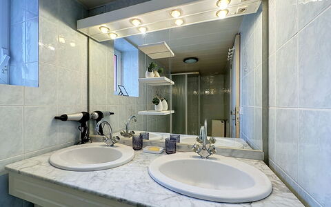 La Toulière: Lavabo, Salle De Bains, Luminaire Plomberie, Évier, Design Intérieur, Mur, Comptoir, Miroir, Robinet, Sol