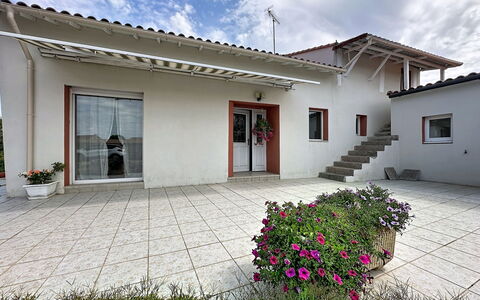 La Toulière: Bâtiment, Maison, Zone Résidentielle, Domicile, Toit, Façade, Architecture, Porte, Biens