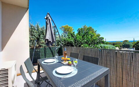 Les Terrasses des Hautsdefonsainte: Meubles, Mobilier De Jardin, Chaise, Ombre, Tableau De Plein Air, Balcon, Plate-Forme, Clôture, Table Cuisine Et Salle A Manger, Dur