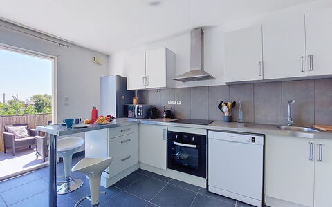 Les Terrasses des Hautsdefonsainte: Cuisine, Comptoir, Principaux Appliance, Sol, Appareil De Cuisine, Cabinetry, Design Intérieur, Sol, Meubles, Appartement