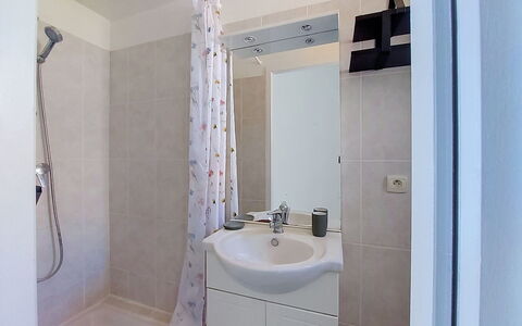 Les Terrasses des Hautsdefonsainte: Luminaire Plomberie, Sol, Sol, Design Intérieur, Lavabo, Salle De Bains, Évier, Robinet, Pièce, Plomberie
