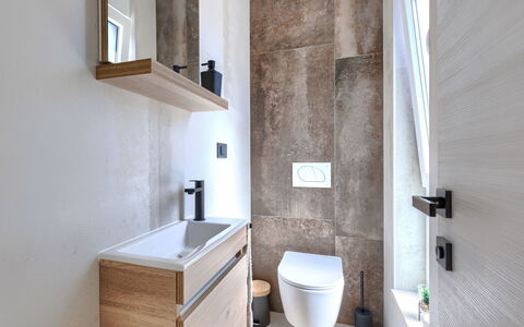 Laluma: Luminaire Plomberie, Mur, Salle De Bains, Sol, Sol, Design Intérieur, Toilette, Siège De Toilette, Évier, Lavabo