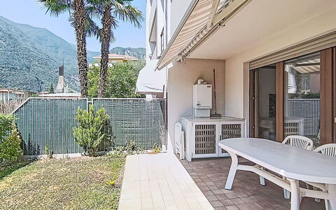 Monica: Balcon, Ombre, Mobilier De Jardin, Chaise, Porche, Plante D'Appartement, Villa, Cour