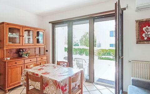 Monica: Meubles, Bois, Sol, Sol, Design Intérieur, Table, Table Cuisine Et Salle A Manger, Appartement, Pièce, Salle À Manger