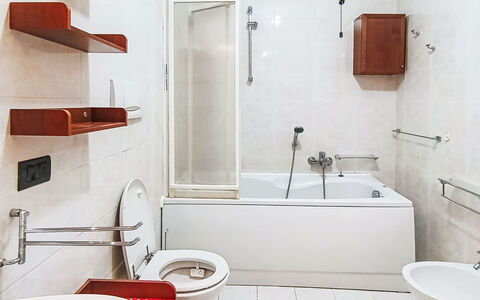 Monica: Salle De Bains, Luminaire Plomberie, Sol, Sol, Design Intérieur, Évier, Toilette, Robinet, Lavabo, Baignoire