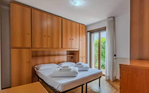 Michelon: Design Intérieur, Lit, Sol, Pièce, Chambre, Appartement, Cadre De Lit, Tache De Bois, Dur, Literie