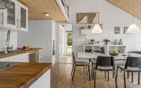 Tuva - 3.5Km from the Sea: Sol, Meubles, Design Intérieur, Bois, Plafond, Table Cuisine Et Salle A Manger, Sol, Cuisine, Luminaire, Parquet