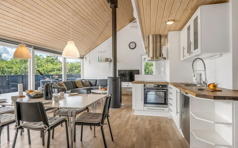 Tuva - 3.5Km from the Sea: Design Intérieur, Sol, Bois, Meubles, Plafond, Sol, Parquet, Cuisine, Table Cuisine Et Salle A Manger, Chaise