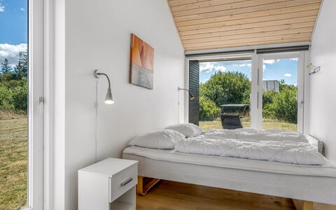 Tuva - 3.5Km from the Sea: Bois, Domicile, Chambre, Lit, Dur, Tache De Bois, Conception, Daylighting, Planche, Literie