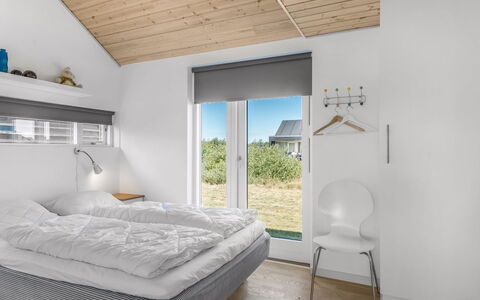 Tuva - 3.5Km from the Sea: Design Intérieur, Bois, Chambre, Plafond, Meubles, Lit, Sol, Sol, Éclairage, Domicile