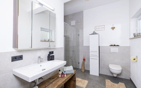 Eberharter am Schweinberg: Design Intérieur, Sol, Luminaire Plomberie, Sol, Salle De Bains, Robinet, Plafond, Évier, Domicile, Armoire De Toilette