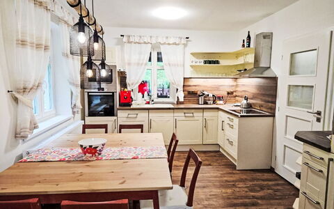 Sára: Meubles, Design Intérieur, Sol, Bois, Cuisine, Sol, Comptoir, Parquet, Cabinetry, Plafond
