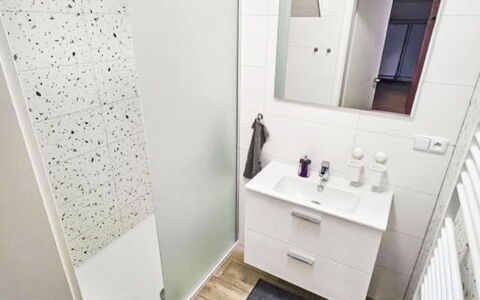 Sára: Sol, Sol, Design Intérieur, Luminaire Plomberie, Salle De Bains, Armoire De Toilette, Plomberie, Tuile, Pièce, Domicile
